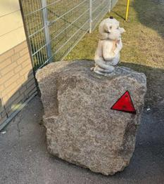 Stein Granit zumindest schaut er so aus.