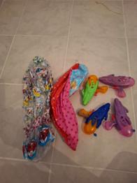 Wasserbälle und Wasserpitolen