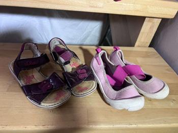 28 - Violette Sandalen u rosa CROCS Ballerinas