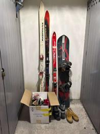 Schi, Snowboard abgeholt, Eislaufschuhe, Snowboardschuhe alles zusammen