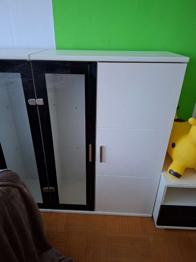 Vitrine in weiß mit etwas schwarz siehe Bilder mal 4 etwas gebrauch Spuren