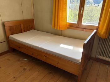 Holzbett alt & schön