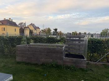 Muss entleert werden. Das große Hochbett ist zum verschenken. Das kleine nicht.