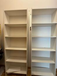 Zwei (2) Bücherregale