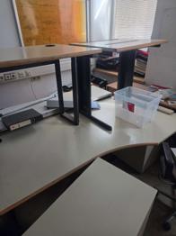 Schreibtisch und Büroschrank