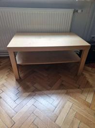 Couchtisch aus Holz mit Ablage