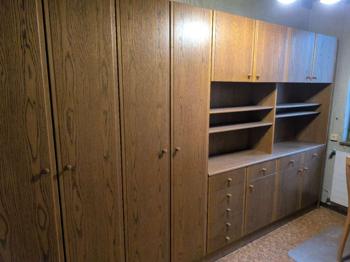 Bürowand Holz dunkel furniert