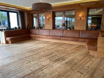 Holzbank mit Ledertapezierung