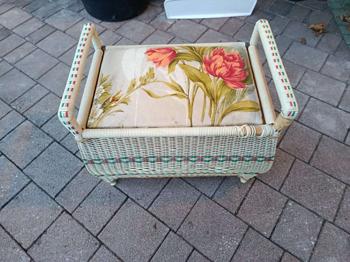 Sitztruhe gepolstert aus Rattan