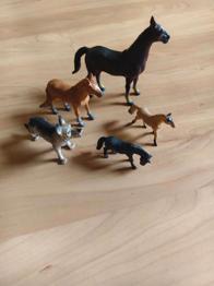 Pferde und Hund Figuren