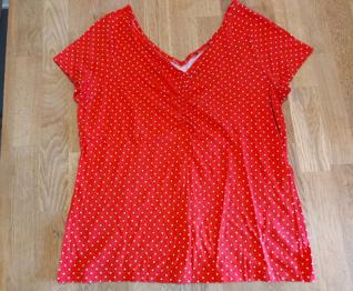 Süßes rotes Top mit weißen Punkten wahr. Größe XL zu verschenken