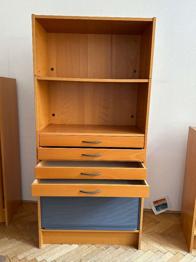 Schrank mit Schubladen und Rollladen