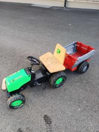 Kleiner Trettraktor mit Anhänger zu verschenken