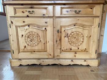 Kredenz, Eckbank, Tisch und Karniesen für Wandmontage