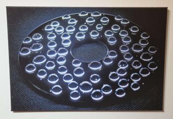 Fotoleinwand 60x40cm, Lichreflexion auf spiegelnder Scheibe