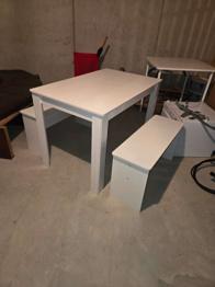 Tisch plus 2 Bänke abzugeben