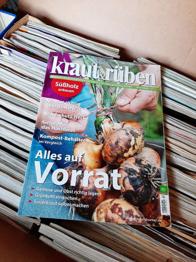eine Kiste voll mit Gartenzeitschriften, vor allem 