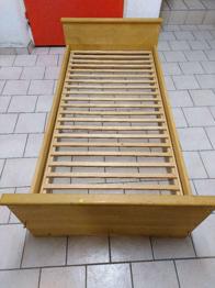 Holz-Kinderbett ohne Matratze