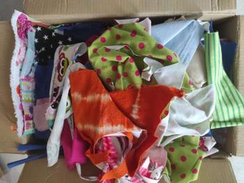 Box mit Stoffresten