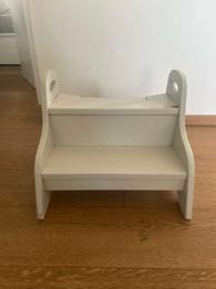 Kindsgut Holztreppe / Stockerl grau für Bastler