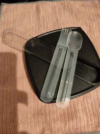 Kleine Lunchbox mit Gabel und Löffel