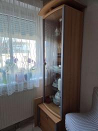 Vitrine / Wohnzimmerschrank mit Licht aus Holz