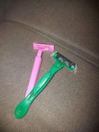 2 *neue* Einweg Rasierer zu verschenken