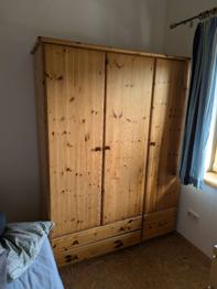 Kasten / Kleiderschrank, Vollholz - massiv