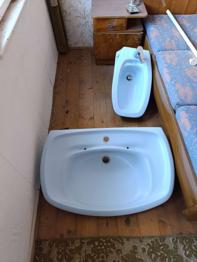 Waschbecken und Bidet