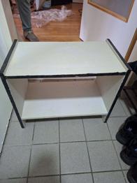 Kleiner Holz komode und verschiedener rest Holz