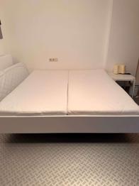 (reserviert) Bettgestell