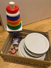 Teller, Tasse und Spielzeug in Storage Box
