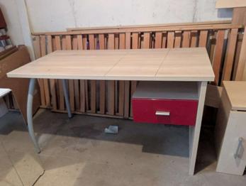 Schreibtisch mit Lade