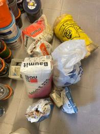 Baumaterial Reste Putz Estrich Dämmwolle Spachtelmasse