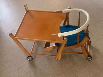 Baby-Hochsitz/ Tisch