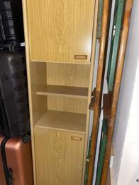 Holzkasten/ schrank mit 2 Türen und 4 Fächern, schmal, lang