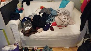 Weisse Ausziehcouch Gebrauchspuren