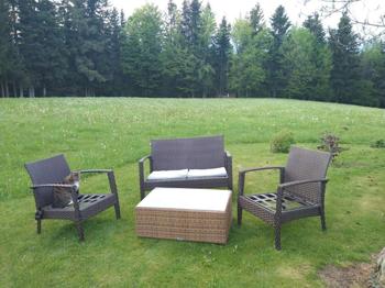 Lounge-Set aus Rattan zu verschenken