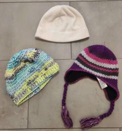 Kinderhauben zu verschenken - alle 3 gemeinsam