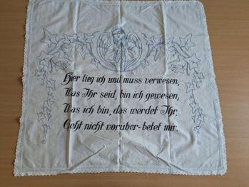 Antikes gesticktes Tuch mit Trauer Spruch