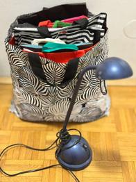 Viele Einkaufstaschen und Nachtlampe