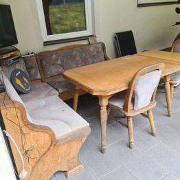 Gebrauchte ältere Vollholzeckbank Abholung bis Samstag den 21.3!