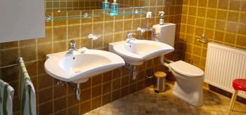 2 Stk. Villeroy&Boch Waschbecken inkl. Grohe Armatur (und Toilette)