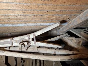 Antikes Pferdegeschirr aus Holz und Metall - Dekoration oder Sammlerstück