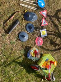 Gartenspielzeug Roller und Verkehrsschilder