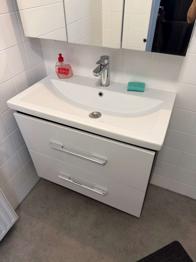 Badezimmerschrank mit Waschbecken und Armatur