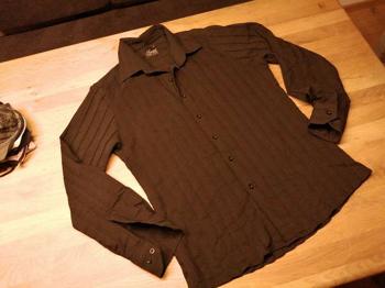 Schwarzes Herrenhemd, schmal geschnitten, M