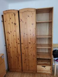 Holzkasten Kleiderschrank (reparaturbedürftig)