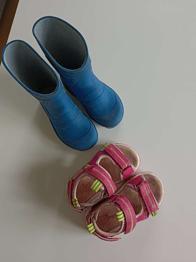 Gummistieferl Gr 23 u. Sandalen Gr 24