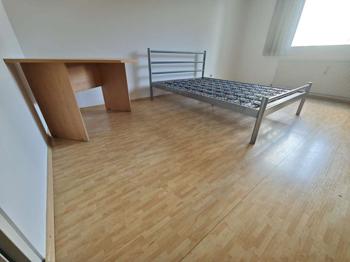 Bett mit Lattenrost und Eckschreibtisch